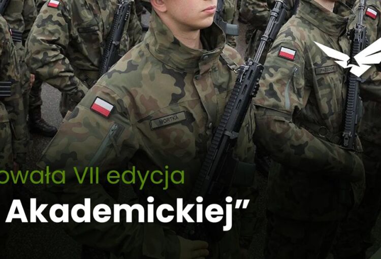 Zdjęcie - idą polscy żołnierze, obok napis Wystartowała VII edycja Legii Akademickiej.
